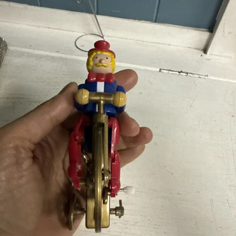 Mr. Slowly Mechanical‎ Clockwork Plastic Big Wheel Riding Toy. 5 In. Working